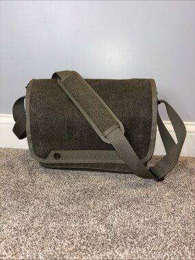 NWOT Think Tank Photo Retrospective 7M Bag in Pinestone